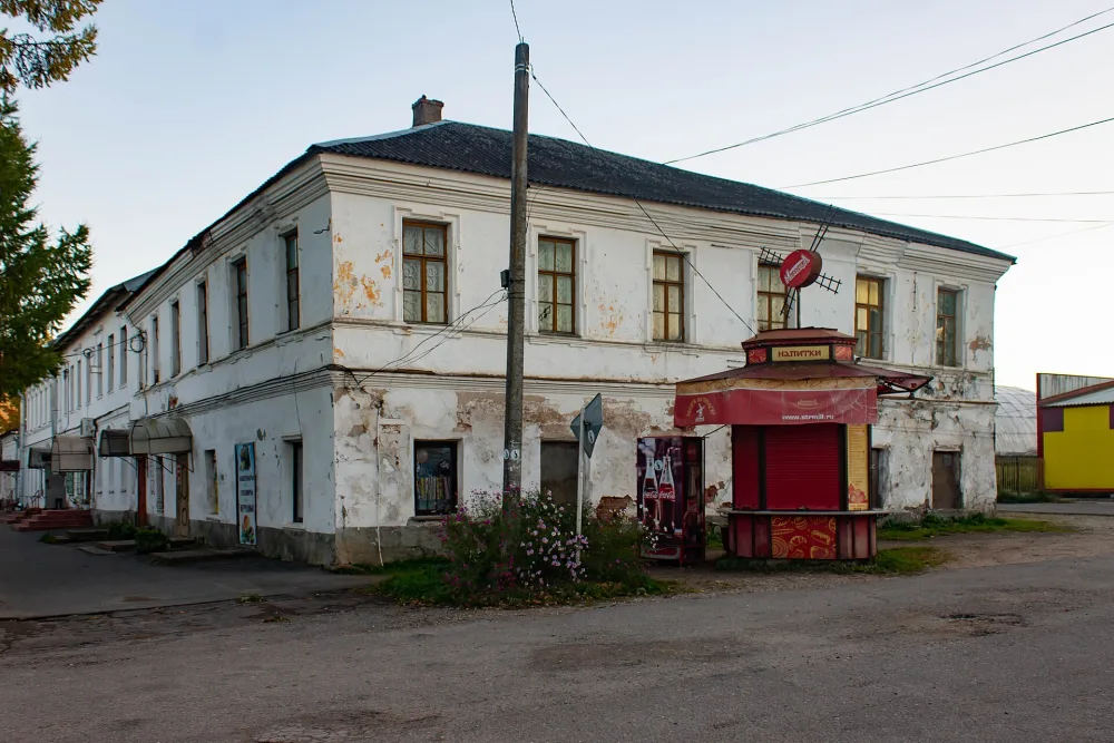 Дом жилой с магазином (Крестцы)
