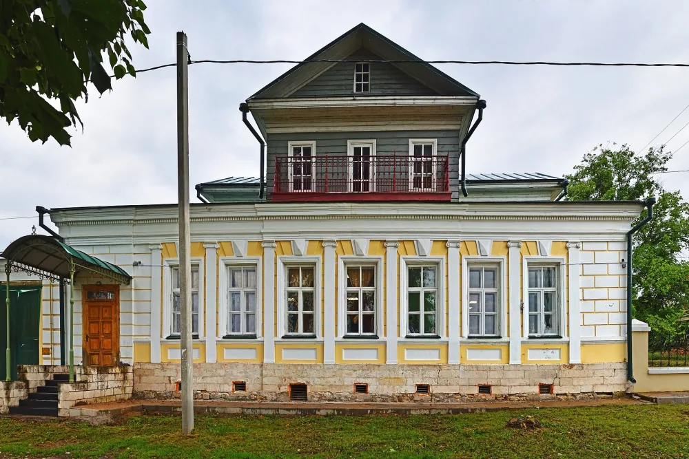 Главный дом со сводчатым белокаменным подвалом (Торжок)