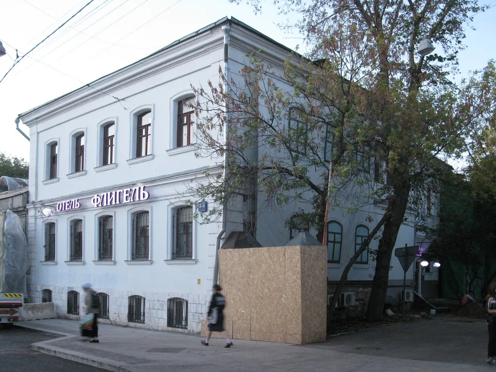 Дом причта с аркой и переходом (Басманный)