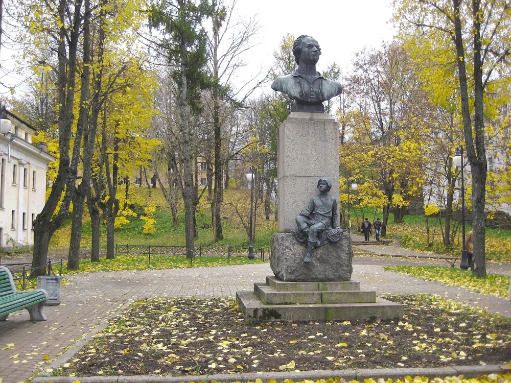Памятник ученому-энциклопедисту М.В. Ломоносову (Ломоносов)