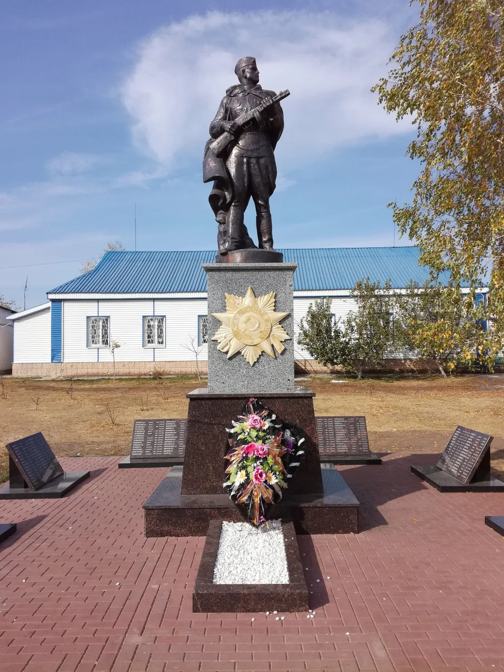 Братская могила 169 советских воинов, погибших в боях с фашистскими захватчиками