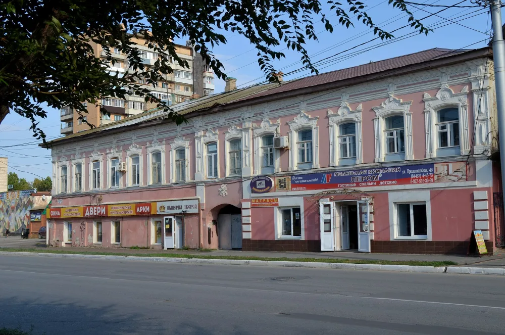 Главный дом с магазином