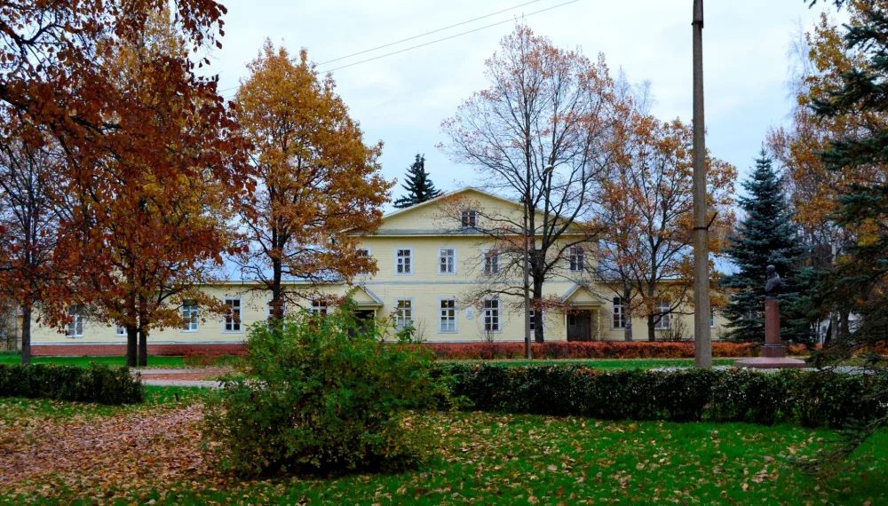Жилой дом (дом, в котором жили и работали: в 1856-1857 гг. — революционер-публицист Н.В. Шелгунов и в 1885-1918 гг. — лесовод Д.М. Кравчинский) (Лисино-Корпус)