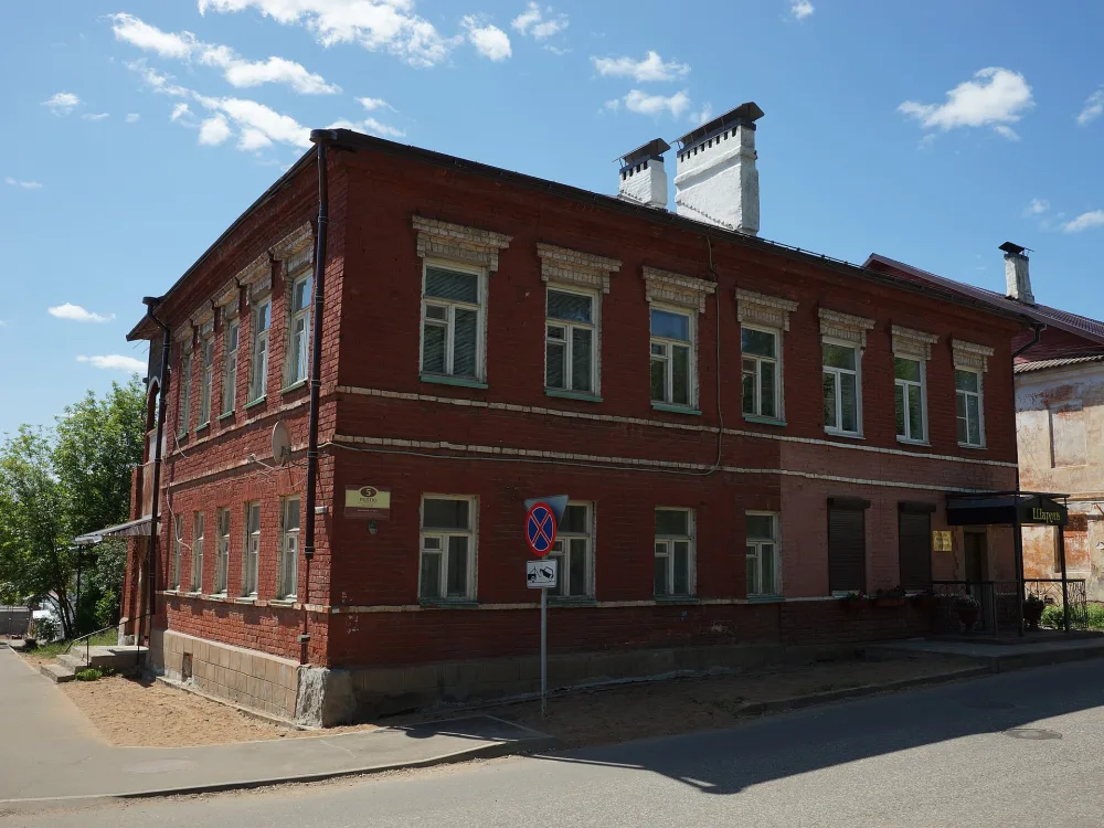 Здание железнодорожного училища (Боровичи)
