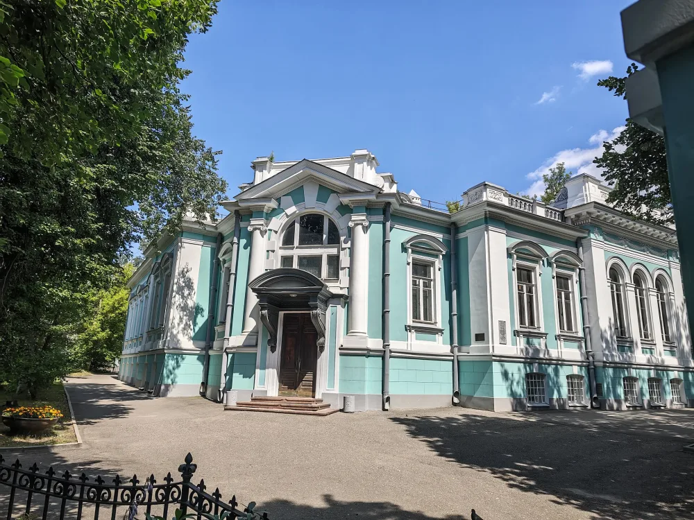 Особняк с произведениями декоративно-прикладного искусства в интерьере (Иваново)