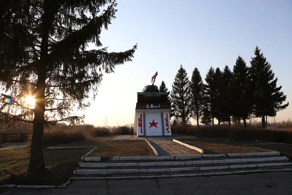 Памятный знак «Танк Т-34», установленный в честь защитников Каширы при обороне Москвы от фашистских захватчиков (Кашира)