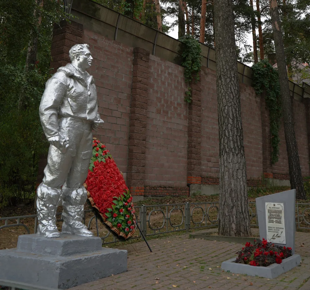 Могила младшего лейтенанта Сергея Петровича Кулакова (1911-1941) (Барвиха)
