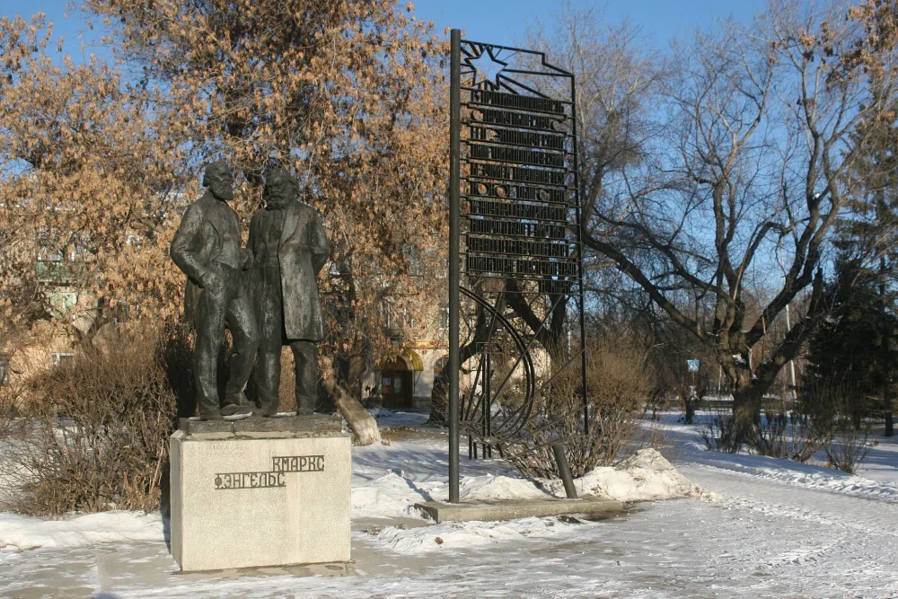 Памятник К. Марксу и Ф. Энгельсу (Копейск)