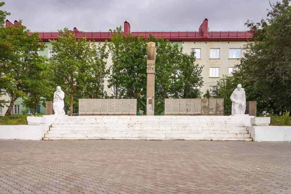 Памятник «Героям Заполярья» на братской могиле советским воинам