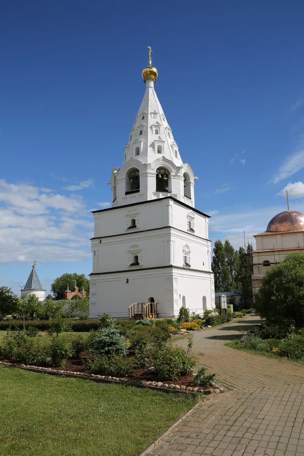 Колокольня Лужецкого монастыря с усыпальницей рода Савёловых