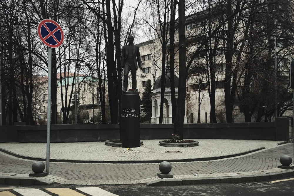 Памятник Муслиму Магомаеву