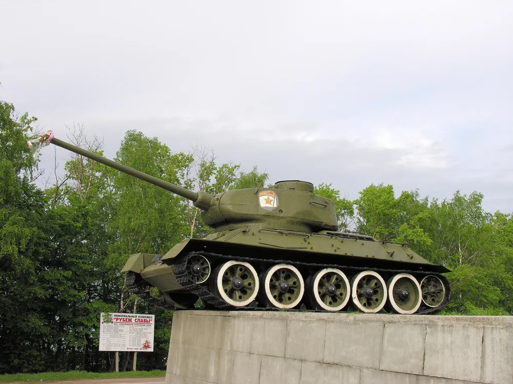 Памятный знак «Танк Т-34» воинам 16-й армии, установленный на рубеже контрнаступления советских войск (Ленино)