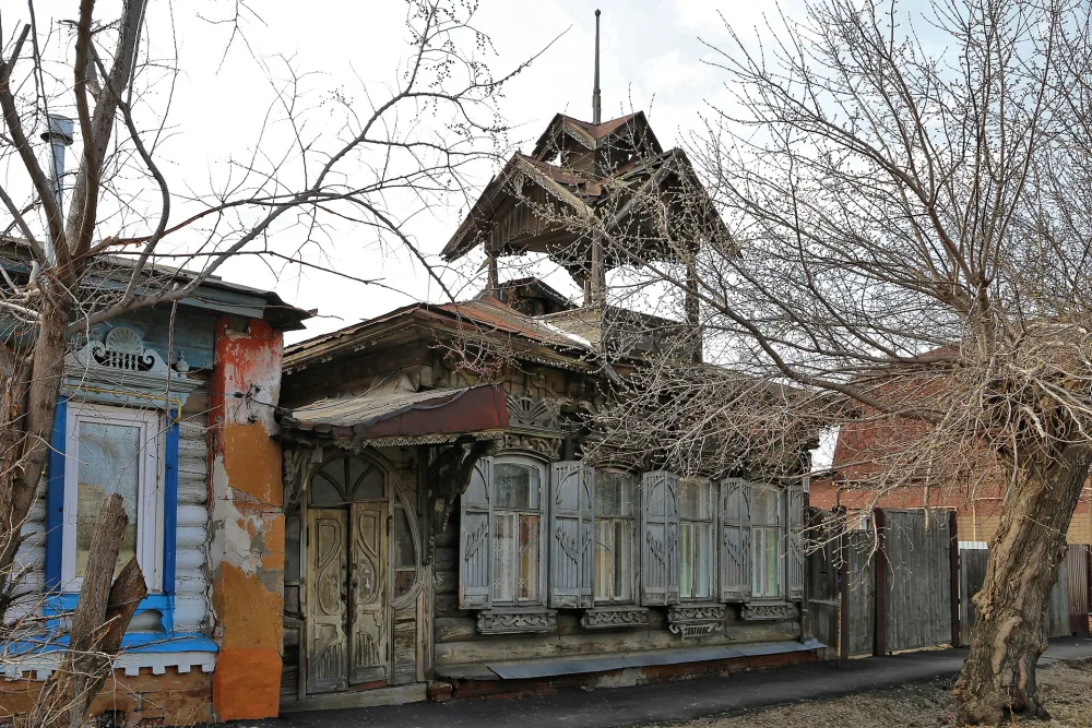 Жилой дом ("дом с драконами") (Омск)