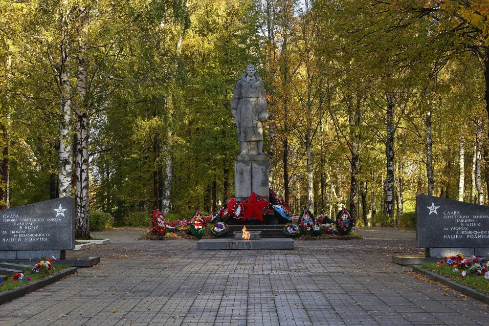 Братская могила четырех Героев Советского Союза: лейтенанта С.Я. Киреева, старшего матроса А.И. Мошкина, сержанта Т.И. Паршуткина и капитана В.И. Шмакова