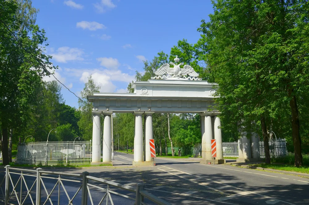 Николаевские ворота с решеткой (Павловск)