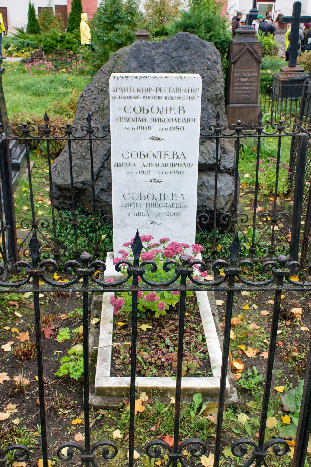 Могила Соболева Николая Николаевича (1906-1980), архитектора, реставратора, одного из создателей московской школы охраны культурного наследия (Донской)