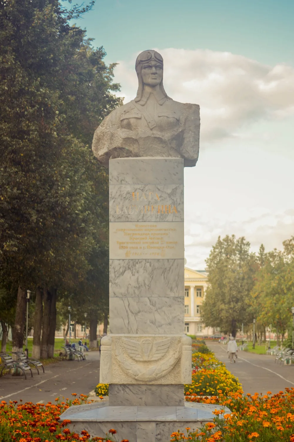 Памятник-бюст Нате Бабушкиной – известной советской парашютистке (Йошкар-Ола)