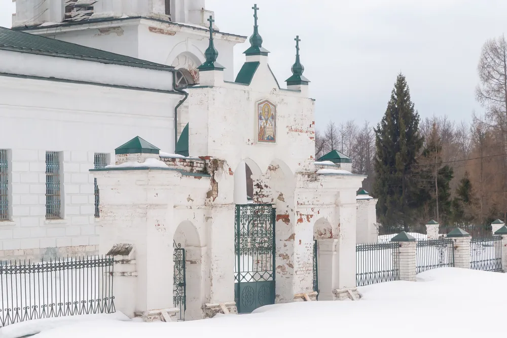 Ограда с двумя воротами (Борщево)