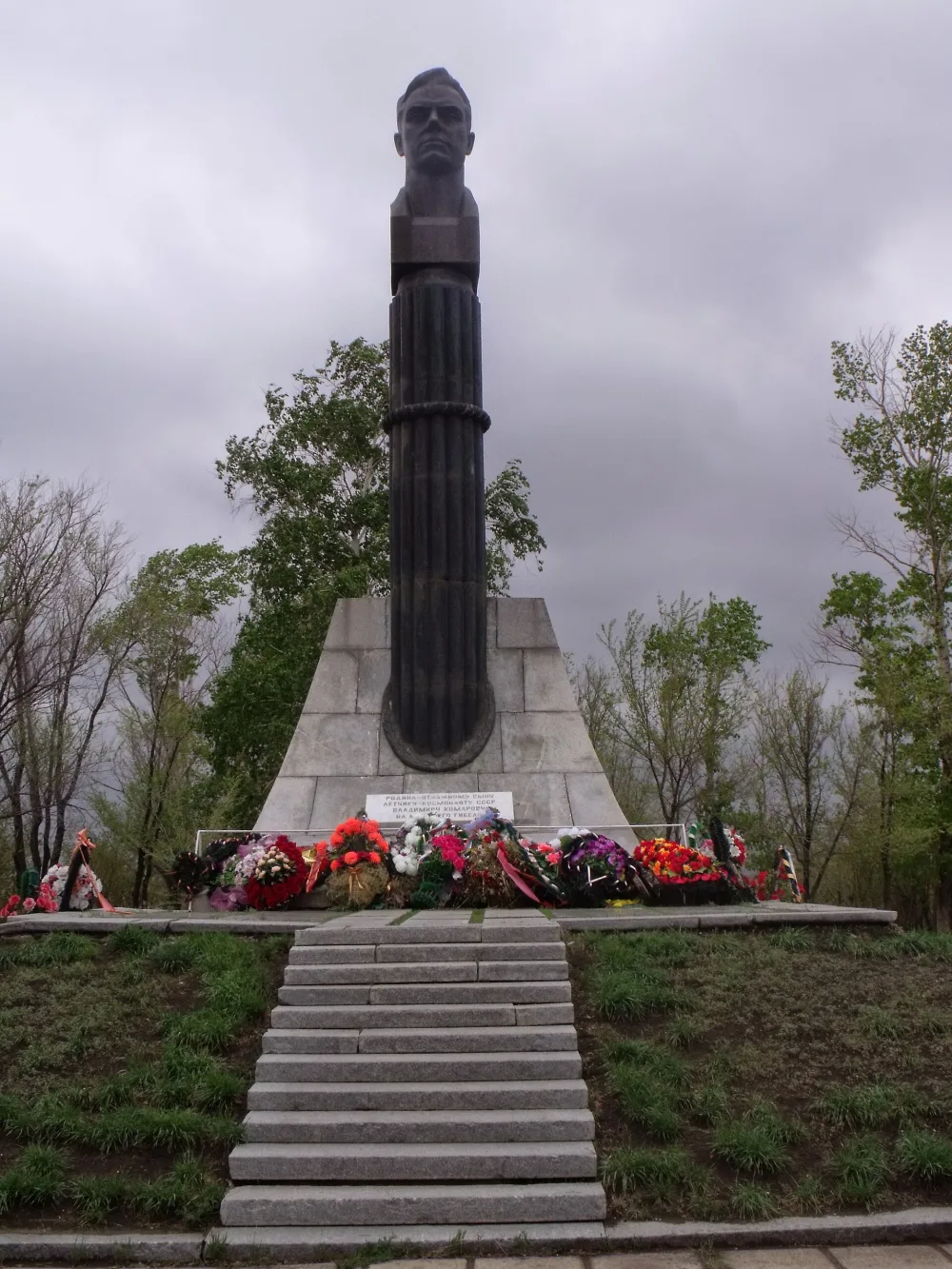 Памятник лётчику-космонавту Комарову (Оренбургская область)