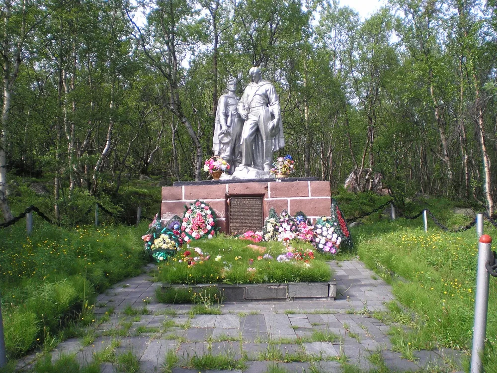 Памятник на братской могиле советских воинов