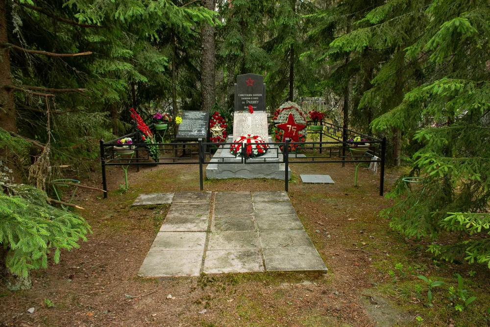 Братская могила советских воинов, погибших в борьбе с фашистами (Кирьямо)
