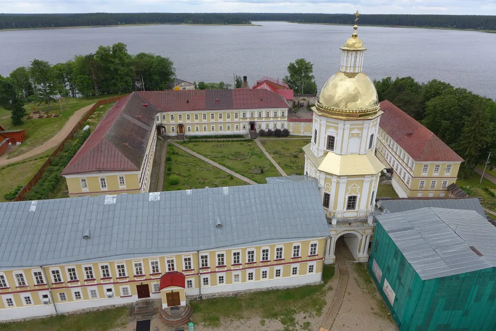 Церковь апостолов Петра и Павла (надвратная) (Светлица)