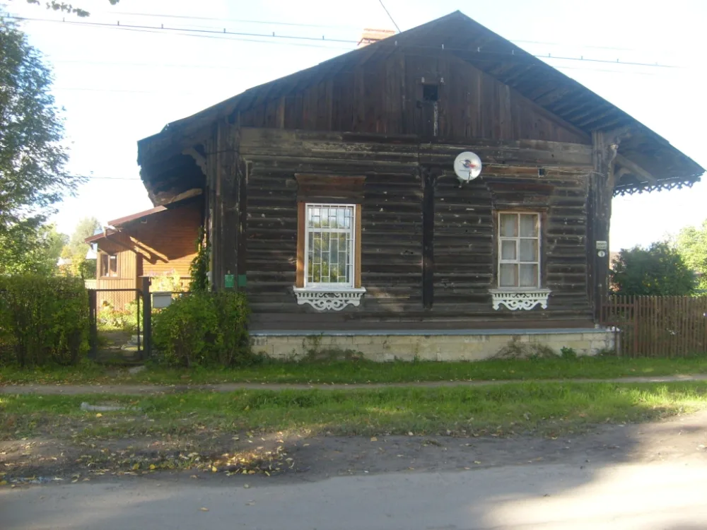 Жилой дом с хозпостройками (Гатчина)