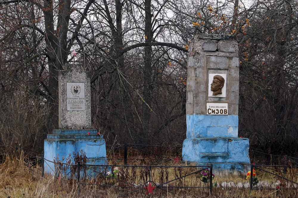 Памятник Герою Советского Союза Б.И. Сизову (Нерль)