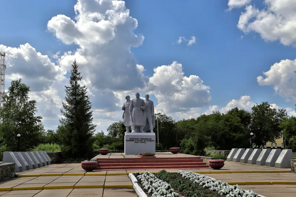 Обелиск воинам-землякам, погибшим в годы Великой Отечественной войны 1941-1945 гг. (Шербакуль)
