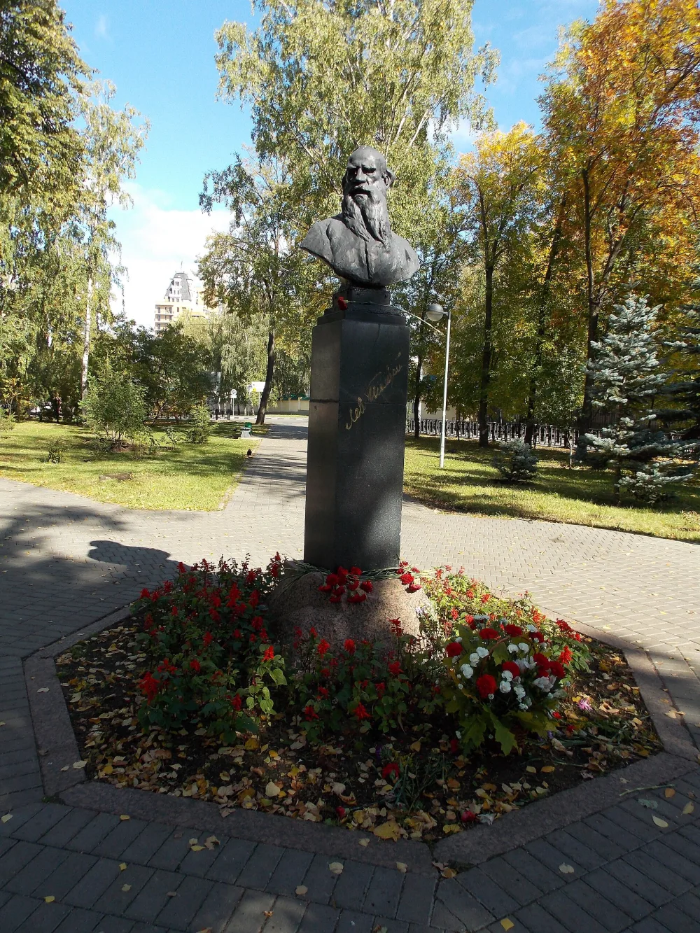 Памятник-бюст Льву Толстому (Казань)
