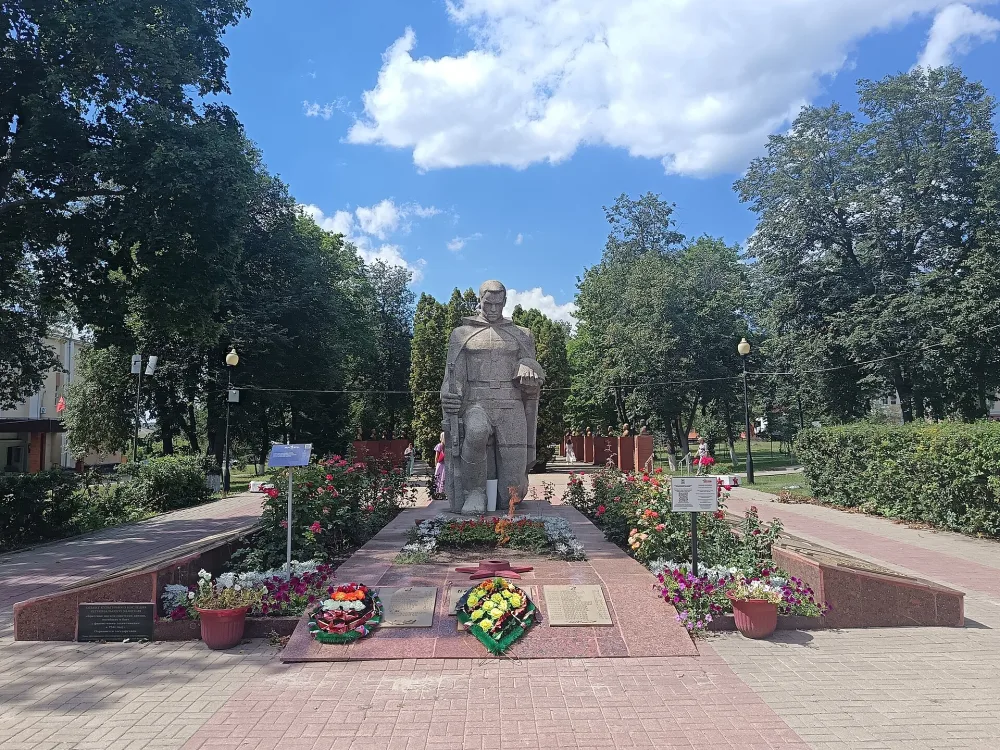 Братская могила 77 советских воинов, погибших в боях с фашистскими захватчиками