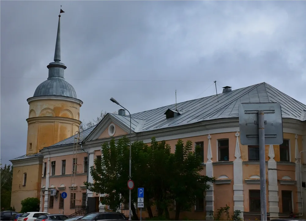 Больничный корпус с церковью св. Пантелеймона (Саров)