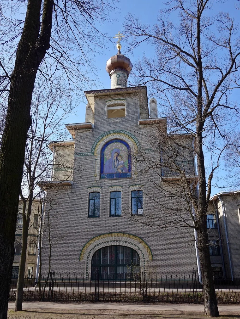 Главное здание с майоликовой иконой Богоматери
