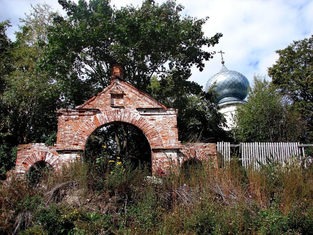 Восточные ворота городского кладбища (Новая Ладога)