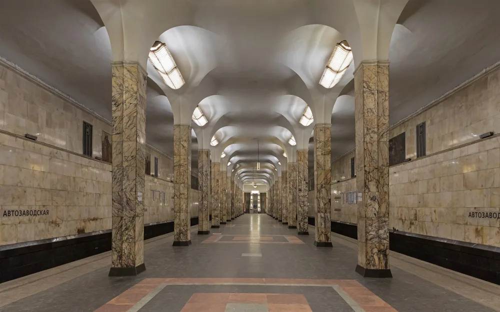 Перронный зал станции метро Автозаводская