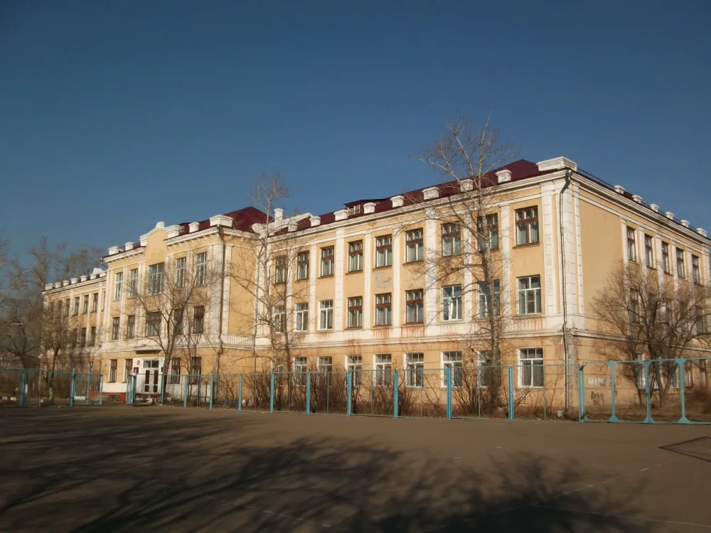 Здание средней школы № 1, где в годы Великой Отечественной войны размещался лечебный корпус эвакогоспиталь № 945 (Улан-Удэ)