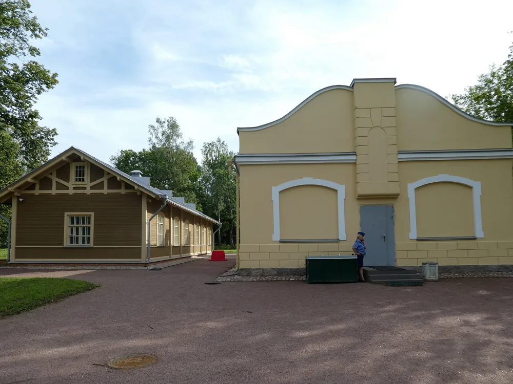 Флигель (Ломоносов)