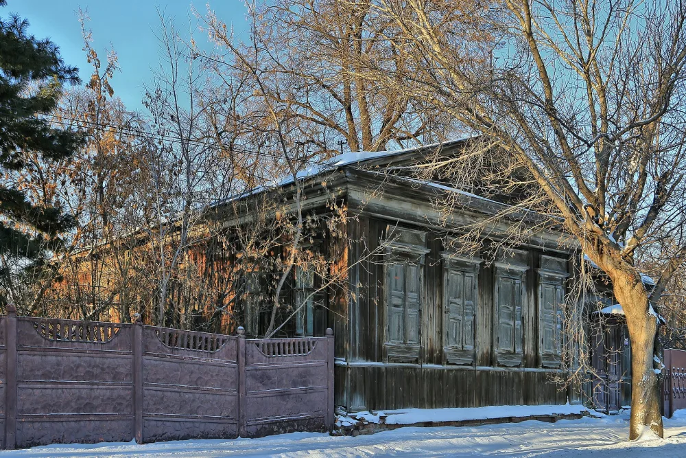 Жилой дом, забор с воротами. (Тюмень)