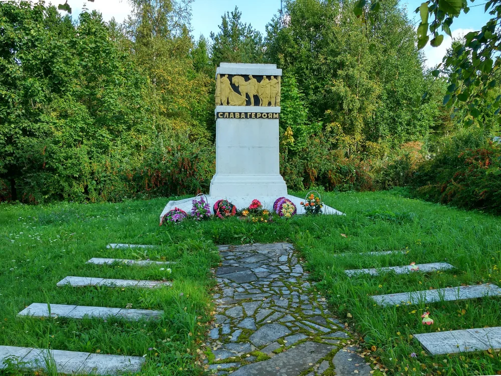 Братская могила советских воинов, погибших в борьбе с фашистскими захватчиками, в которой похоронен Герой Советского Союза В.В. Черняев (Питкяранта)