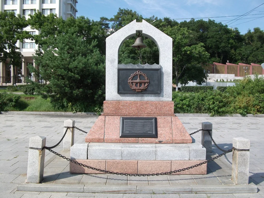 Памятный знак «Пионерам подводного плавания на Тихом океане» (Владивосток)
