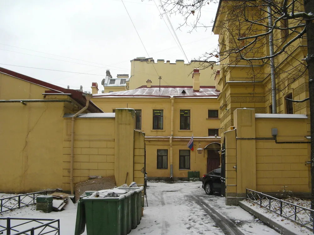 Ограда со стороны двора