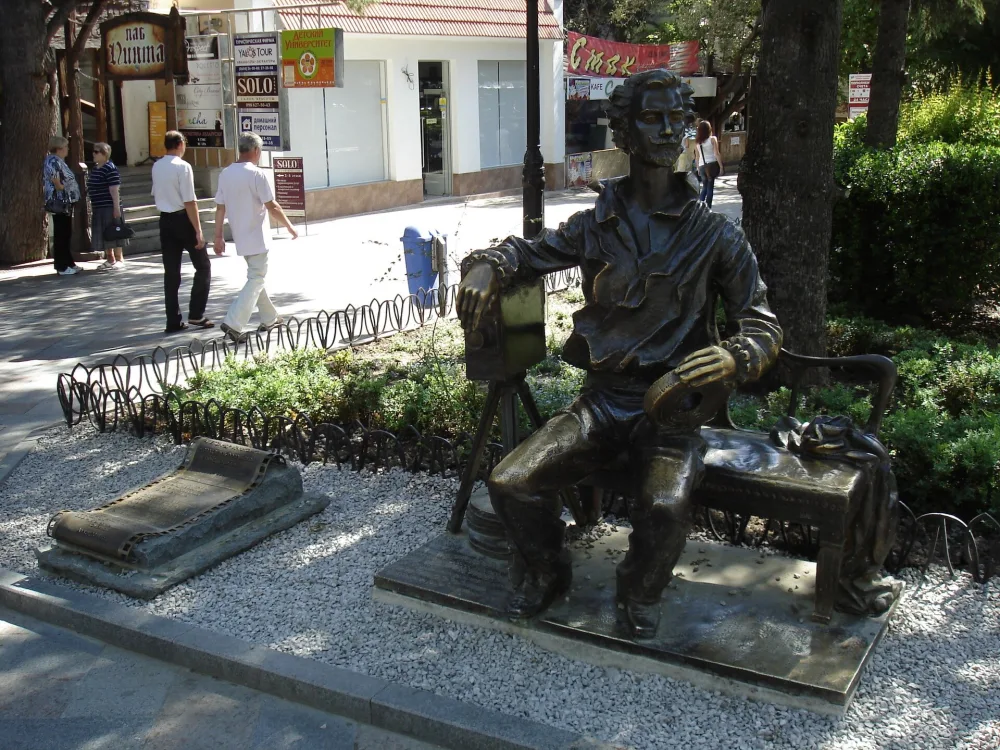 Памятник Александру Ханжонкову