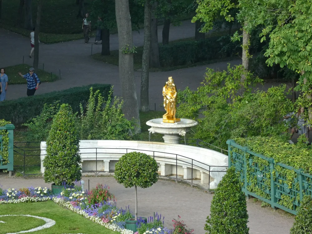 Фонтаны мраморных скамей