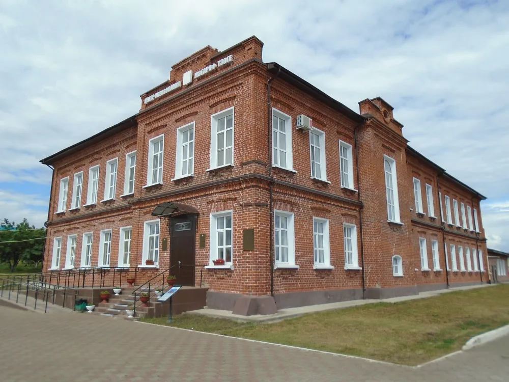 Здание уездного училища, в котором 16.07.1919 г. выступала перед работниками отдела народного просвещении Н.К. Крупская, возглавлявшая пропагандистскую группу агитпарохода «Красная звезда»