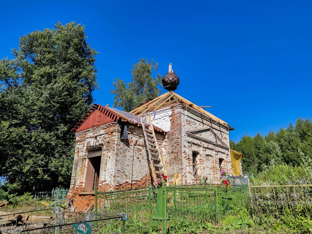Церковь на кладбище (Красное Сумароково)