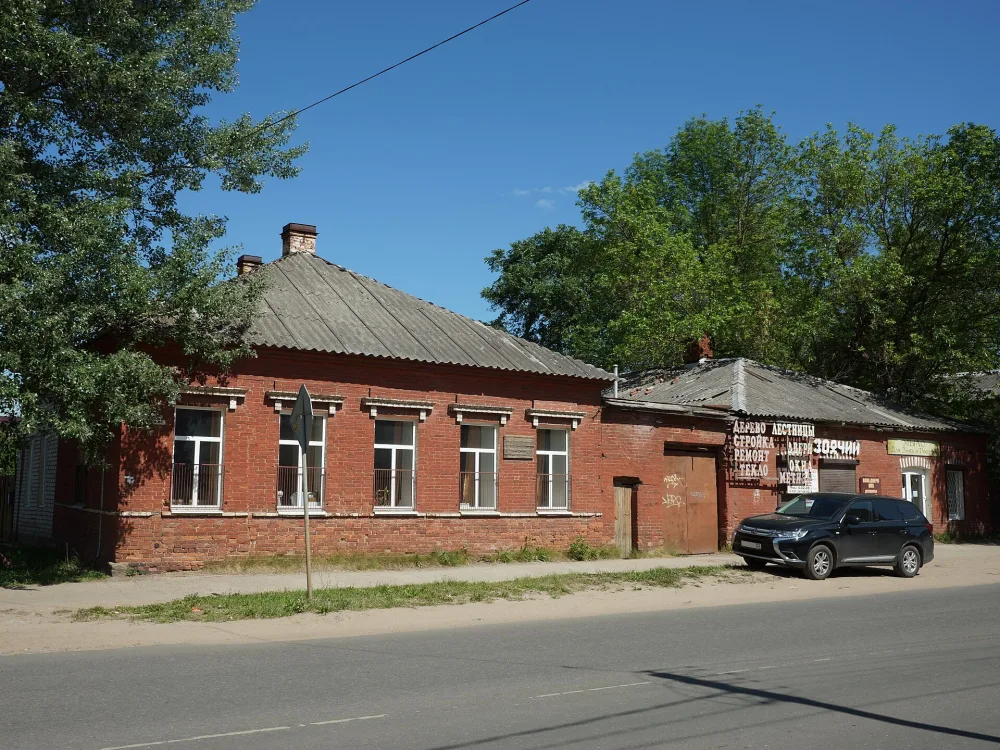 Два каменных объединённых здания (Боровичи)