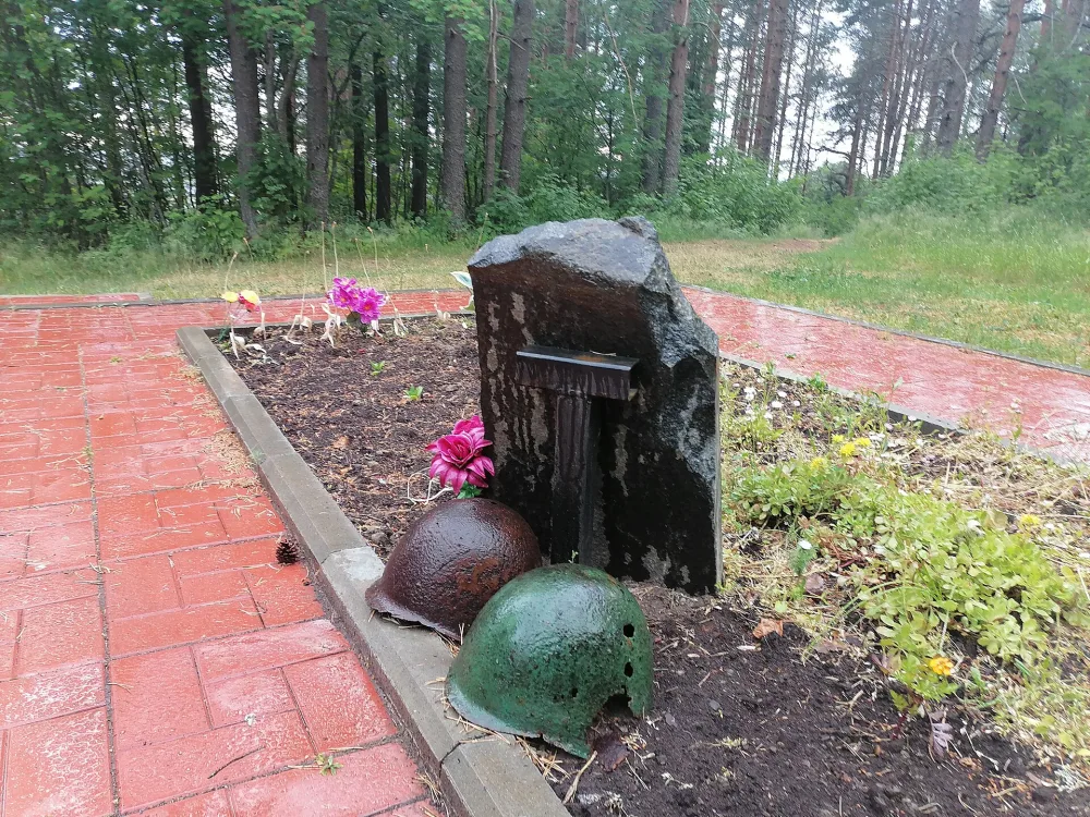 Братская могила советских воинов, погибших в боях с фашистскими захватчиками (Самбатукса)