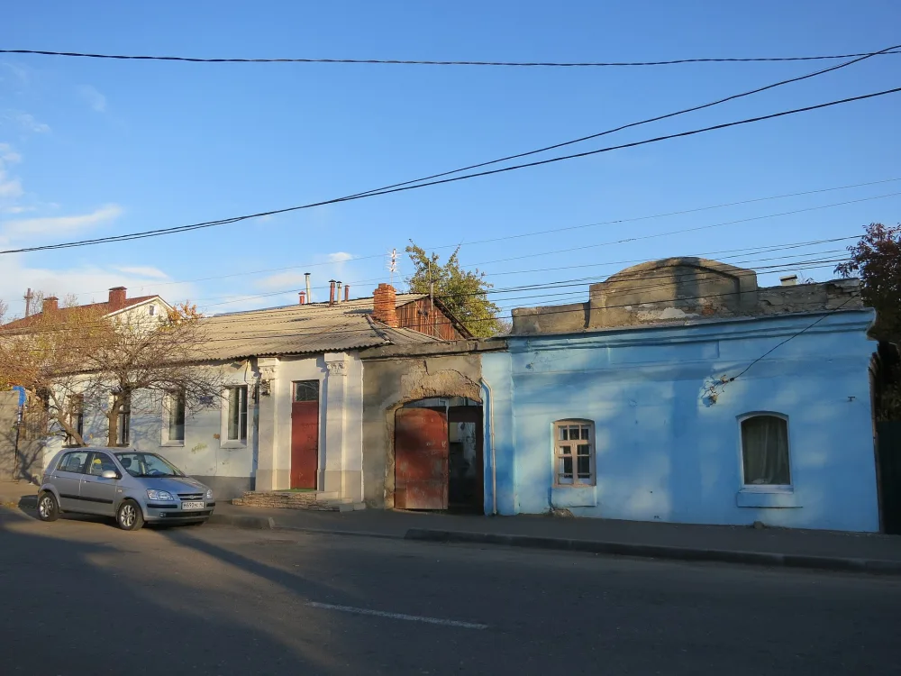 Жилой дом с флигелем