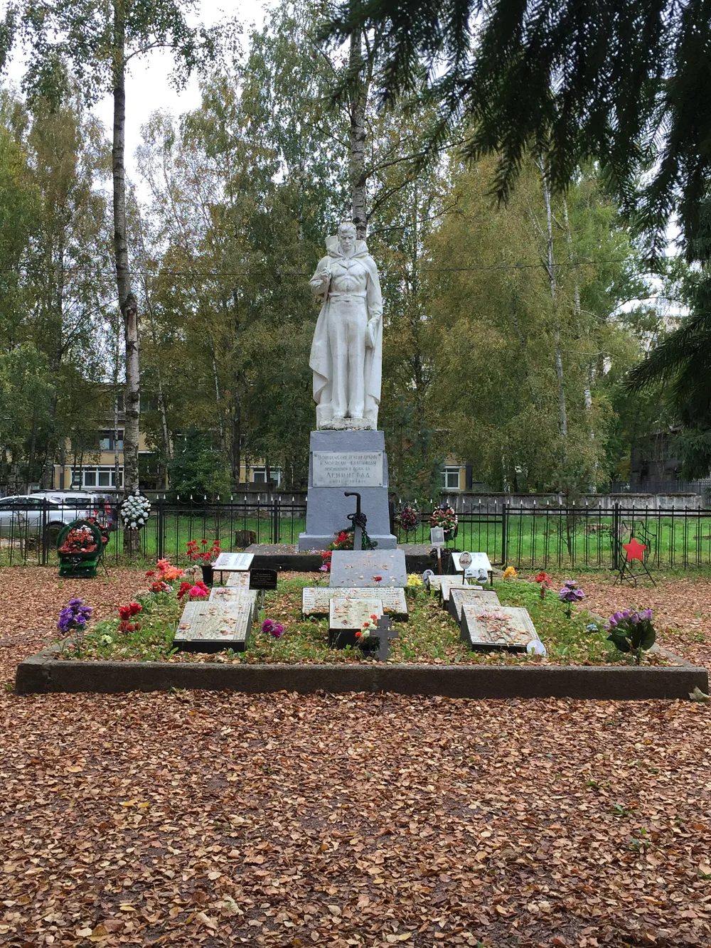 Братское кладбище, где захоронены советские воины, погибшие в 1943-1944 гг., в том числе Герои Советского Союза А.И. Кузнецов (1914-1943) и И.Ф. Шушин (1924-1943)
