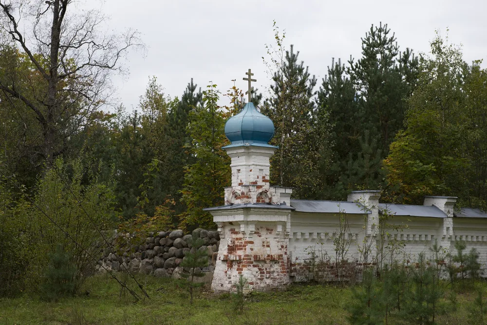 Кладбище с оградой с тремя угловыми башнями (о. Коневец)